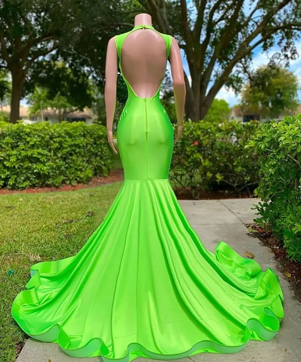 Abiti da ballo Verde chiaro Abito da sera Festa Nuovo personalizzato Taglie forti Cerniera Sirena Senza maniche O-Collo Applique di cristallo Paillettes Perline Raso elastico Lacci Illusione