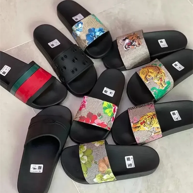 Gummi Män Slides Tofflor Designer Flip Flop för Dam Sandal Tiger Blommig Brokad Platt Tofflor Randiga Bee Sandaler Sommar Beach Tofflor med dammpåse