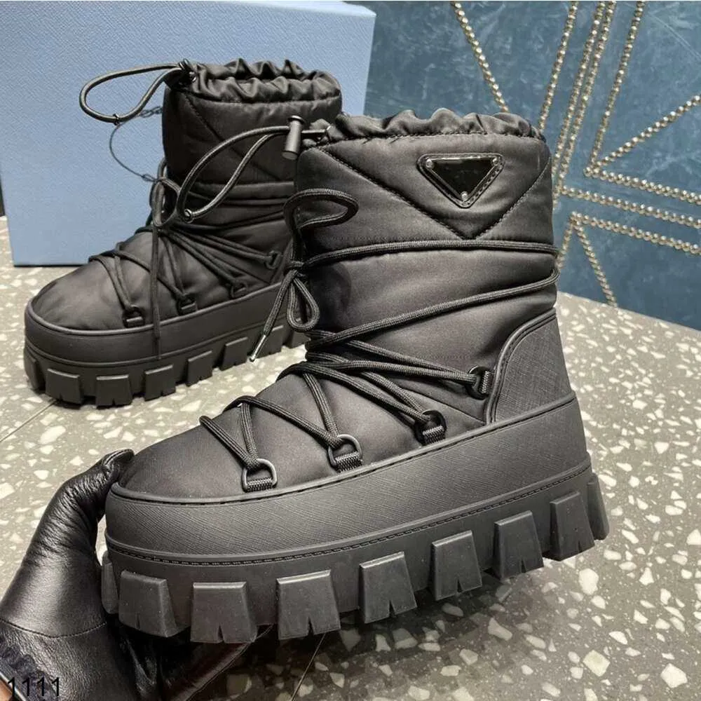 Nylon Gabardine Apres Ski Boots Puffer Upper With DrawString avtagbar vadderad högfoderplattformar Triangelstövlar Designer Snow Boot Chunky Winter Shoes 581C