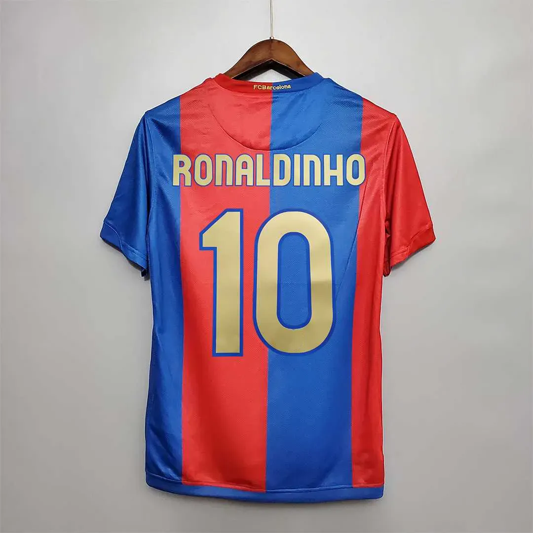 A closer look at the 2005/06 FC Barcelona Ronaldinho Jersey 2025 reissue 📅 - @chuyfckits