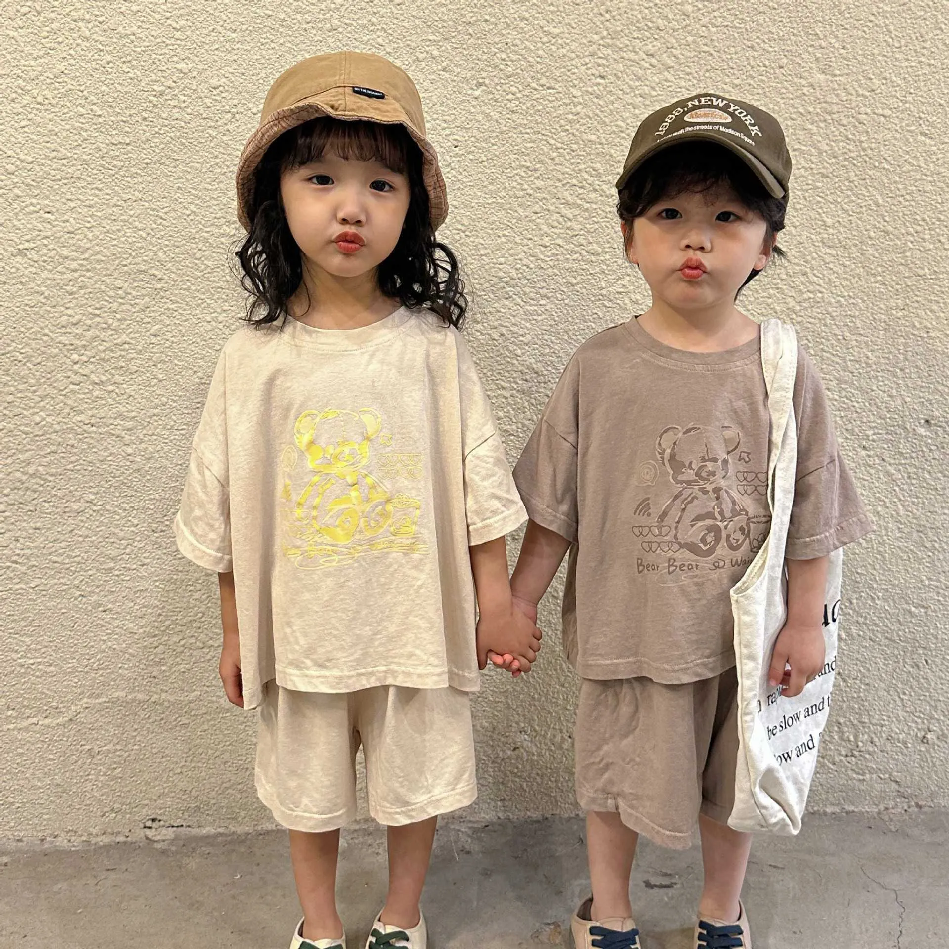 Tシャツの男の子ルーズ漫画トラックスーツの子供夏の新しいTシャツの女の子のかわいいベアプルオーバートップとソリッドショーツ2PCスポーツスーツP230419