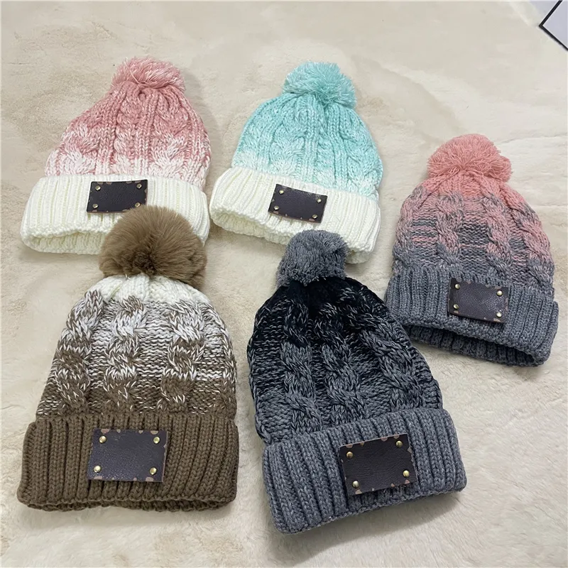 Kış markası kadın pom poms şapka moda kapağı kadınlar için tasarımcı örgü bere kapakları kadın kalınlaşan beanies flecing gradyan kayak şapkası