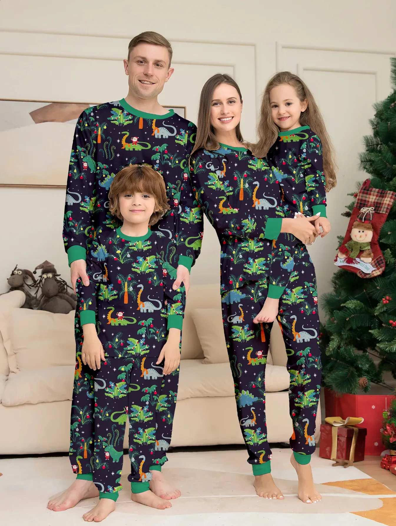 Family Matching Outfits 2024 Christmas Pajamas Set Santa elk Print Parent child Look 2 Pcs Suit Baby dog Romper Year Clothes 231118