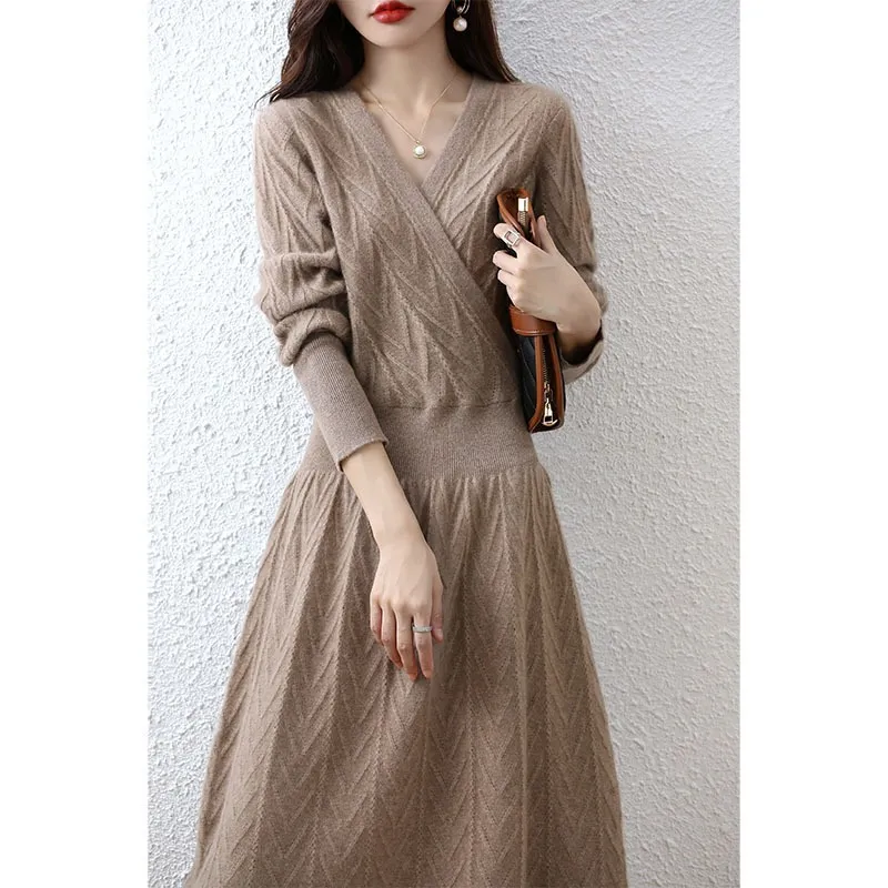 2023 Autumn and Winter New Cross Collar Long graciös och fashionabla ullkjol Slim Knit Bottoming Dress Large Swing kjol