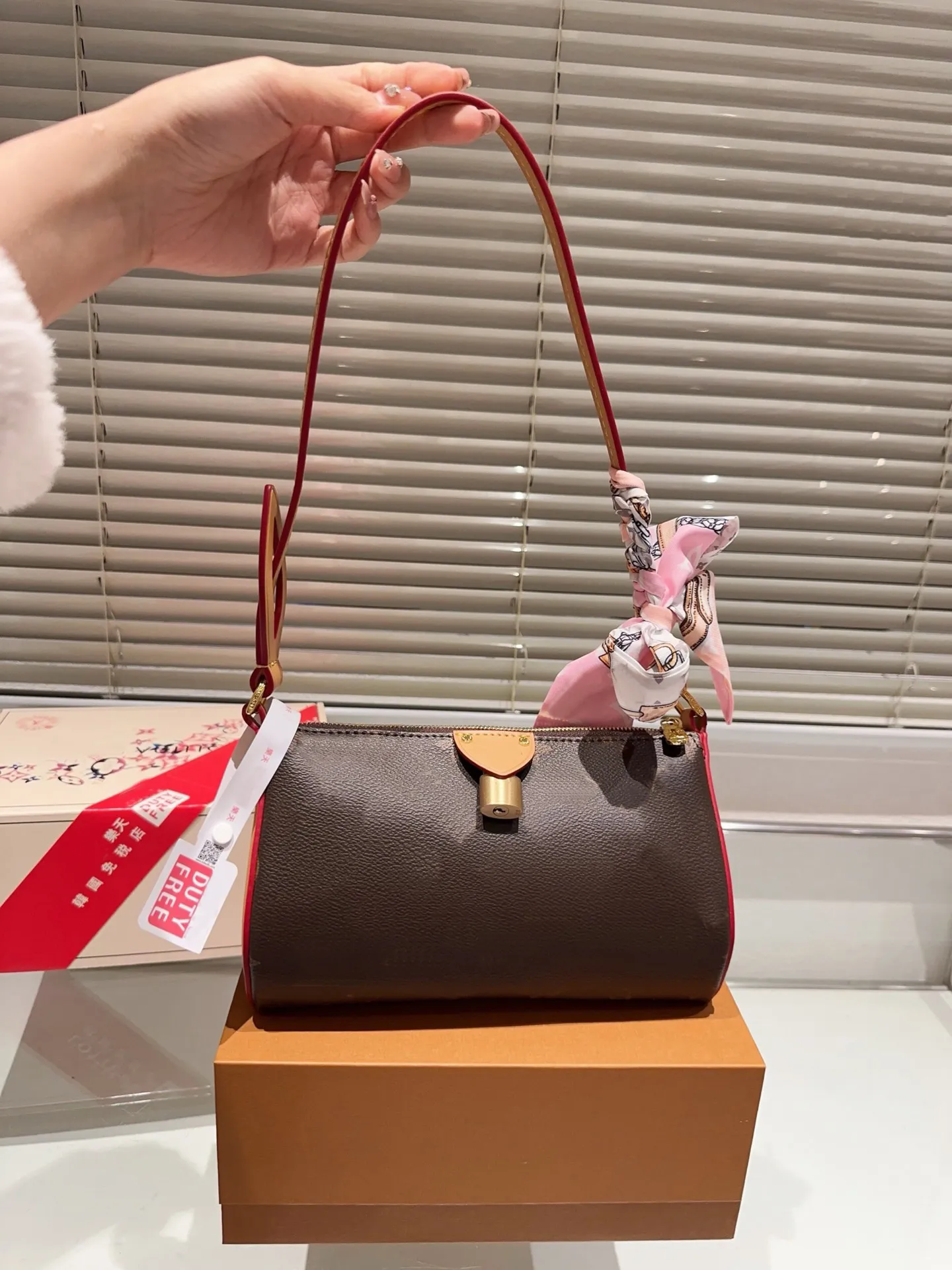 Catwalk new underarm bag Crossbody bag Designer bag Hand bag Shoulder bag Luxury cool sweet wind and very elegant all matching purse