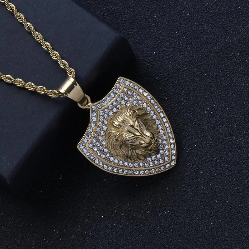 Kolye Kolye Stili Klasik Punk Micro Pave Rhinestone Metal Aslan Kalkanı Kolye Otoriter Erkekler Kaya Partisi Jewelrypendent