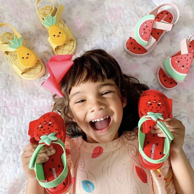 صندل الصندل Anak Mini Melissa Baru Sepatu Jelly Bayi Motif Buah Pisang Jingga Sol Lunak Antiselip Pantai Anak Perempuan Dan Laki Laki 230418