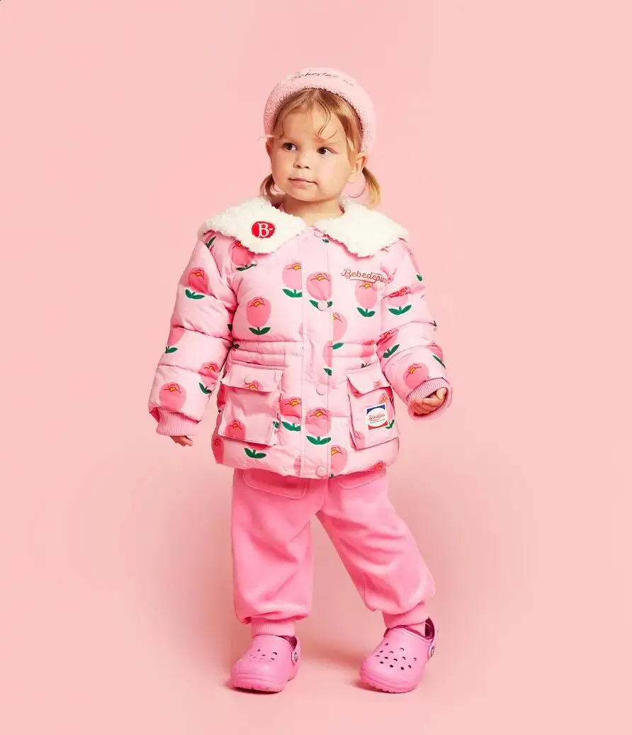 Set di abbigliamento Bebe 2023 Ragazze invernali Piumino d'anatra Cappotto caldo Outwear Coreano Bambino Velluto Volant Maglione camicia e pantaloni Set Maglioni in pile Pantaloni 231118