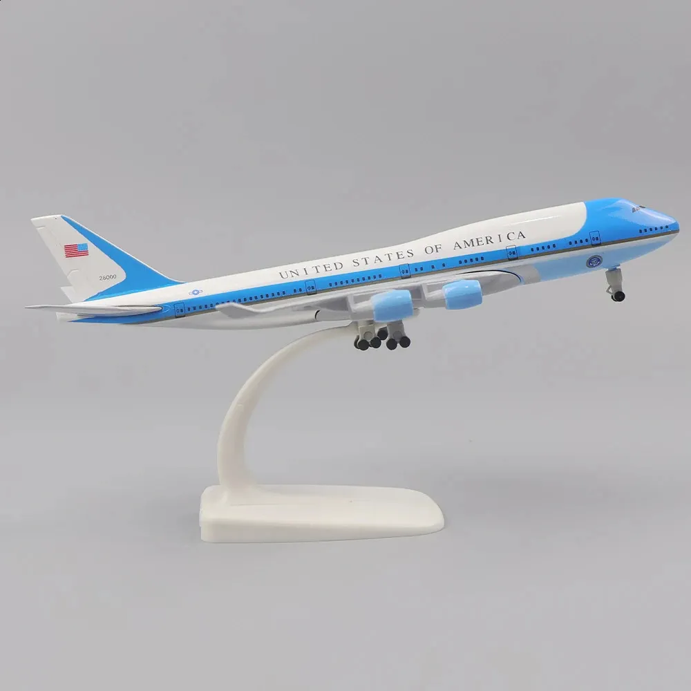 Aeronave Modle Metal Modelo 20cm1 400 Air Force One B747 Réplica Material de liga com ornamentos de trem de pouso Brinquedos infantis presentes 231118