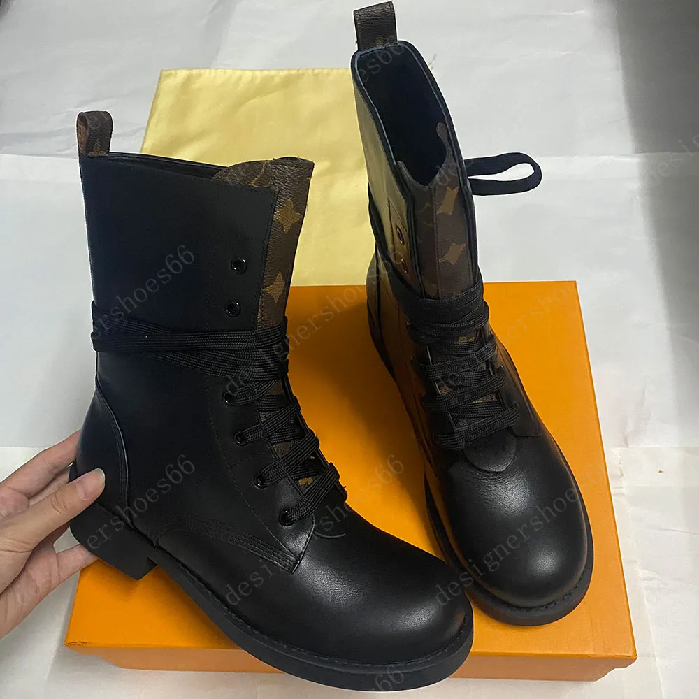 Les bottes METROPOLIS FLAT RANGERS en cuir de veau noir et toile sont une interprétation de la marque du modèle de bottes de combat tendance qui se distingue par des détails raffinés.