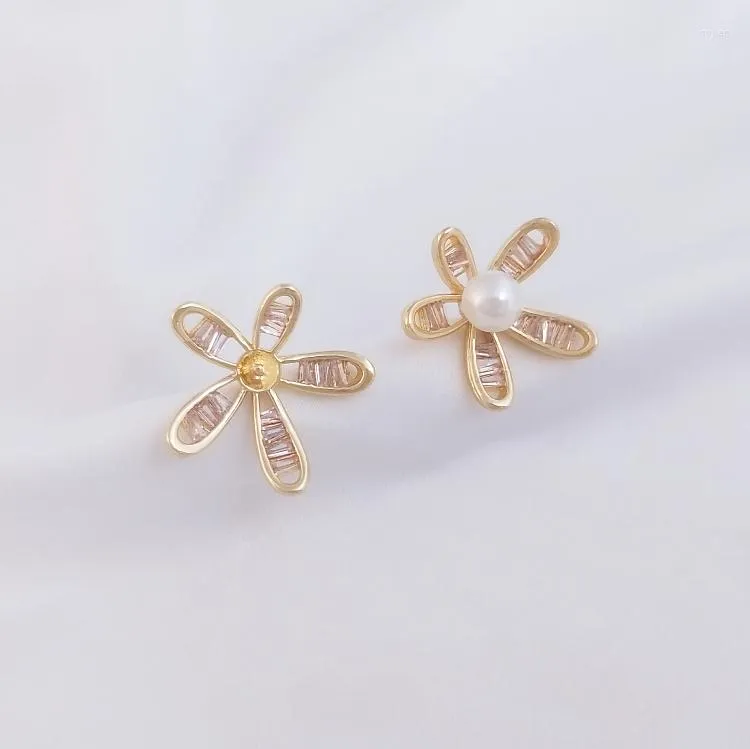 Boucles d'oreilles à clous couleur personnalisée préservant l'or enveloppé avec une perle de fleur à cinq pétales vide 925 matériel d'aiguille en argent