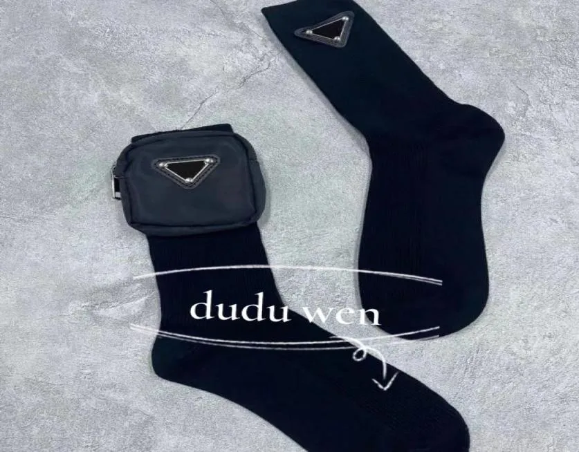 Prezentacja Dift Women Bawełniane skarpetki z elastyczną torbą Czarno biały litera Trójkąt litery Skarpetka Fashion Hosier Kolekcja Pozycja 3049684