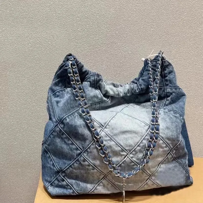 Kosmetiska väskor fall lyx varumärke cc denim axelväskor klassiska jean shopping totes 22 väska med plånböcker inuti silverkedjan hårdvara 2023 nya casual handväskor 2383