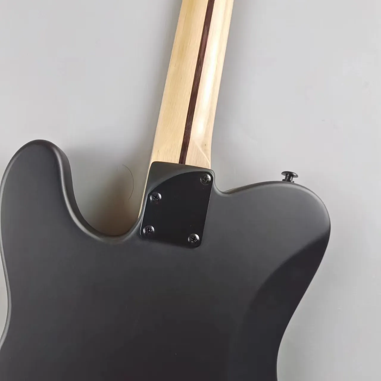 Taiai エレキギター、ブラック マット高品質シグネチャー ジャズ
