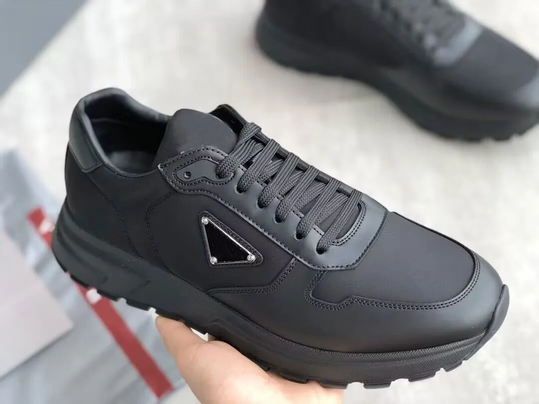 Baskets en cuir brossé pour hommes, chaussures de course en caoutchouc technique Re-Nylon, blanc et noir, marque supérieure, décontractées, marche originales