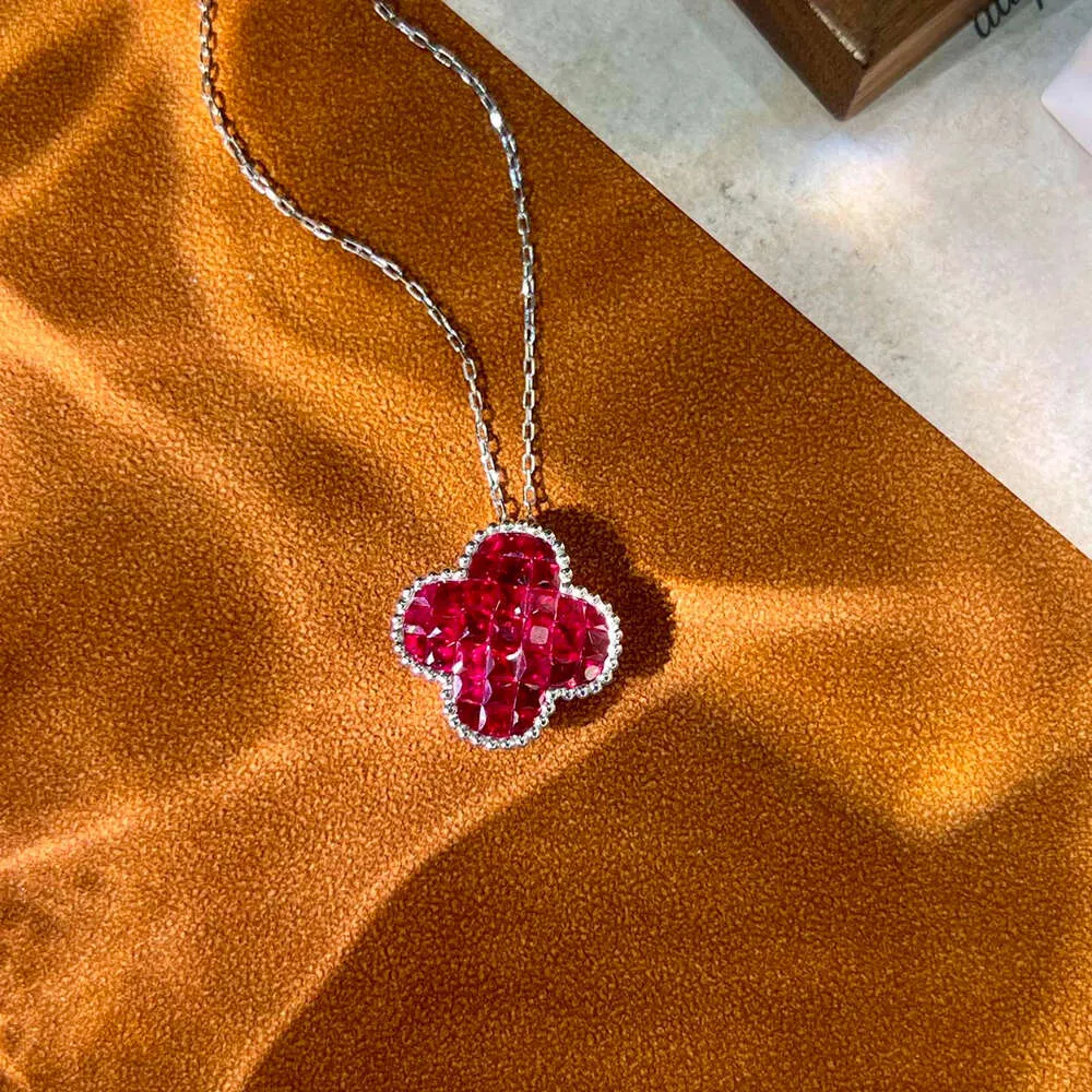 XIY Non Tarnish Waterproof High Quality Custom 2.6ct Ruby White Gold 15.55mm 4 Clover Leaf Flower Pendant Necklace