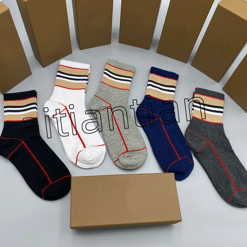 Designer Fashion Embroidery knitted mens socks letter pattern fashion womens socks sports Business casual name brand socks