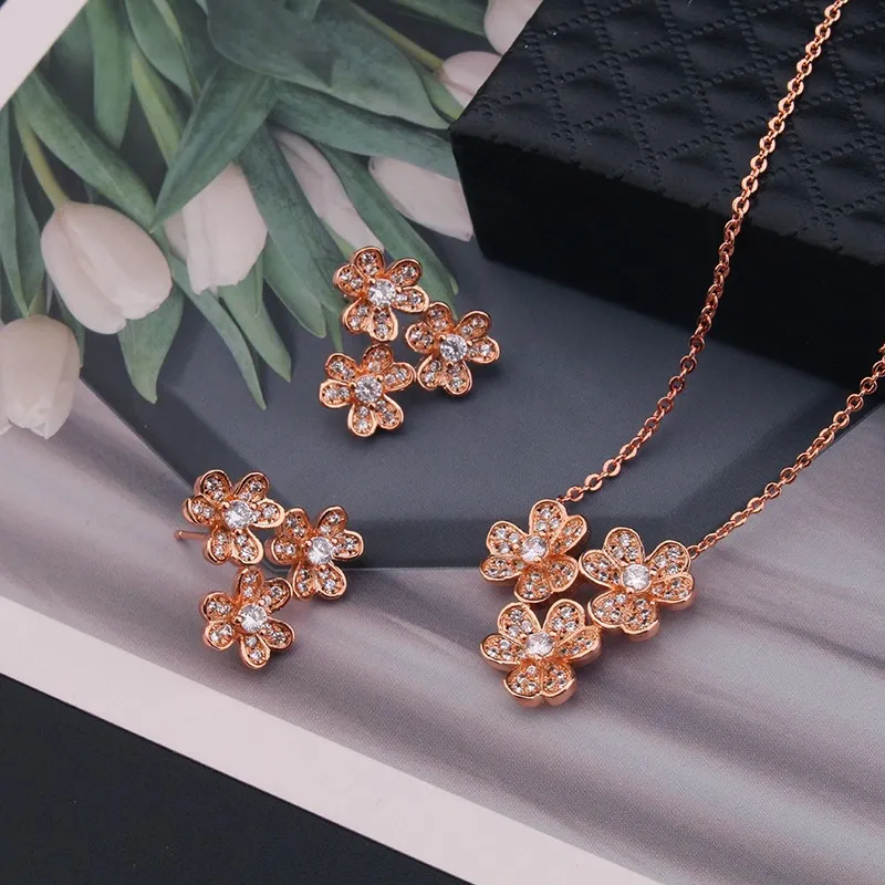 Flower Srebrny wisiorek Złota Początkowy Diamentowy Krzyż Naszyjnik Zestaw Zestaw Warstwowe naszyjniki dla kobiet Trendy Designer Biżuteria Party Wedding Gifts Sprzedaż dziewcząt