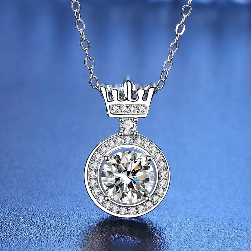 Pendant Necklaces Trendy 1ct D Color VVS1 Moissanite Crown Necklace Women 925 Sterling Silver Plated White Gold Diamond Clavicle GiftPendant