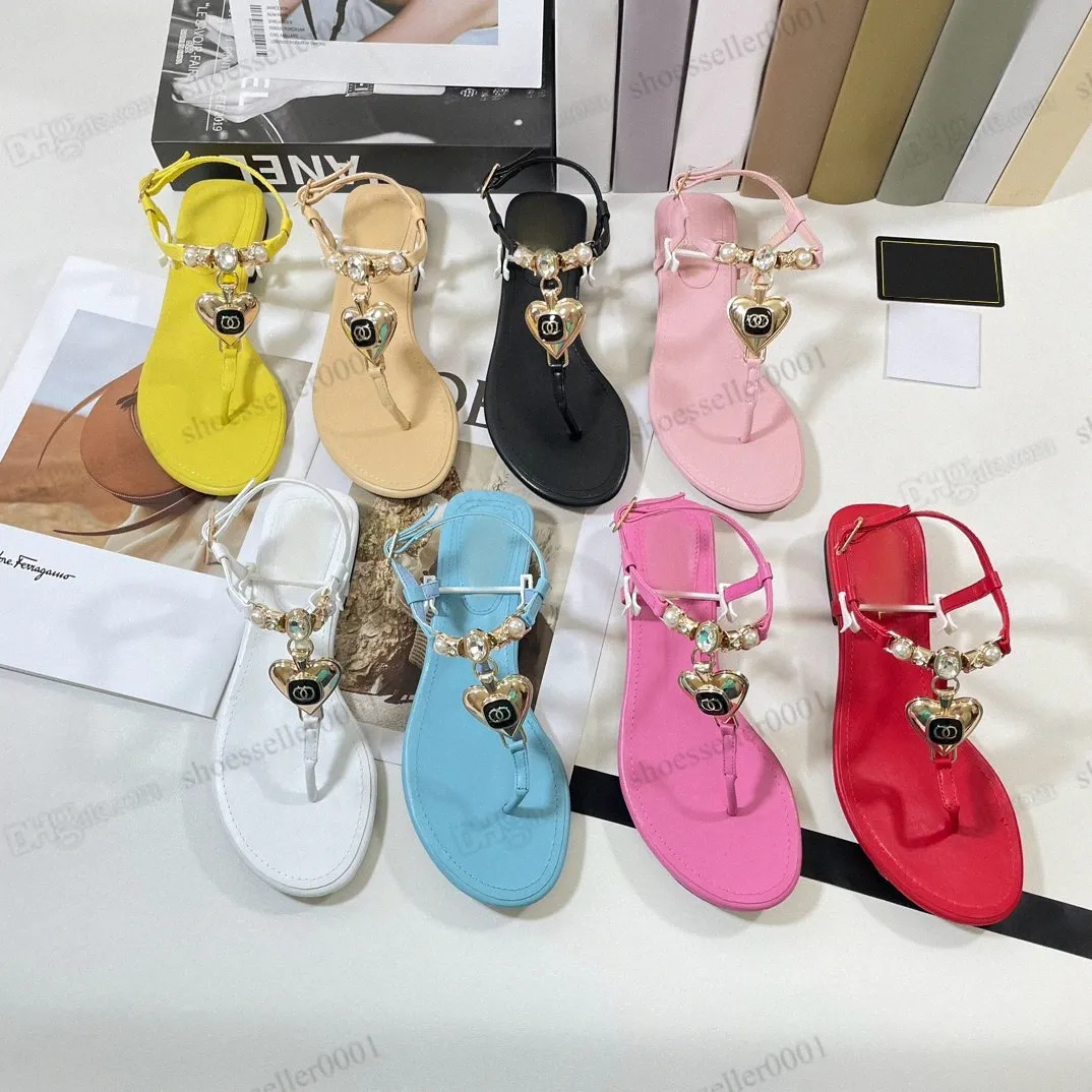 Sandales d'été de créateurs Love Clip Toe Crystal Décoration Femmes Chaussures de plage Classique Mode Cuir Talon bas Extérieur Confortable Plat Casual Sandal SLI G4Q0 #