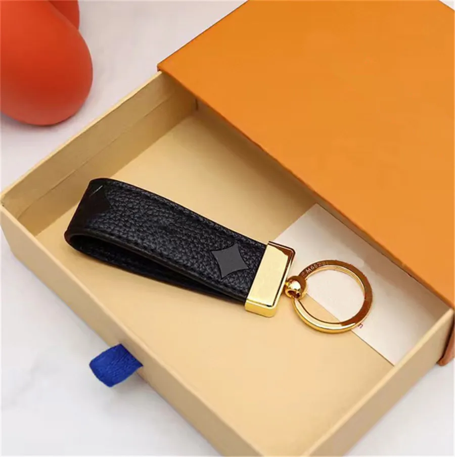 Läder Keychains Card Holder Exquisite Luxury Designer Lätt att bära Key Zinc Alloy Letter Unisex Lanyard Gold Black Metal