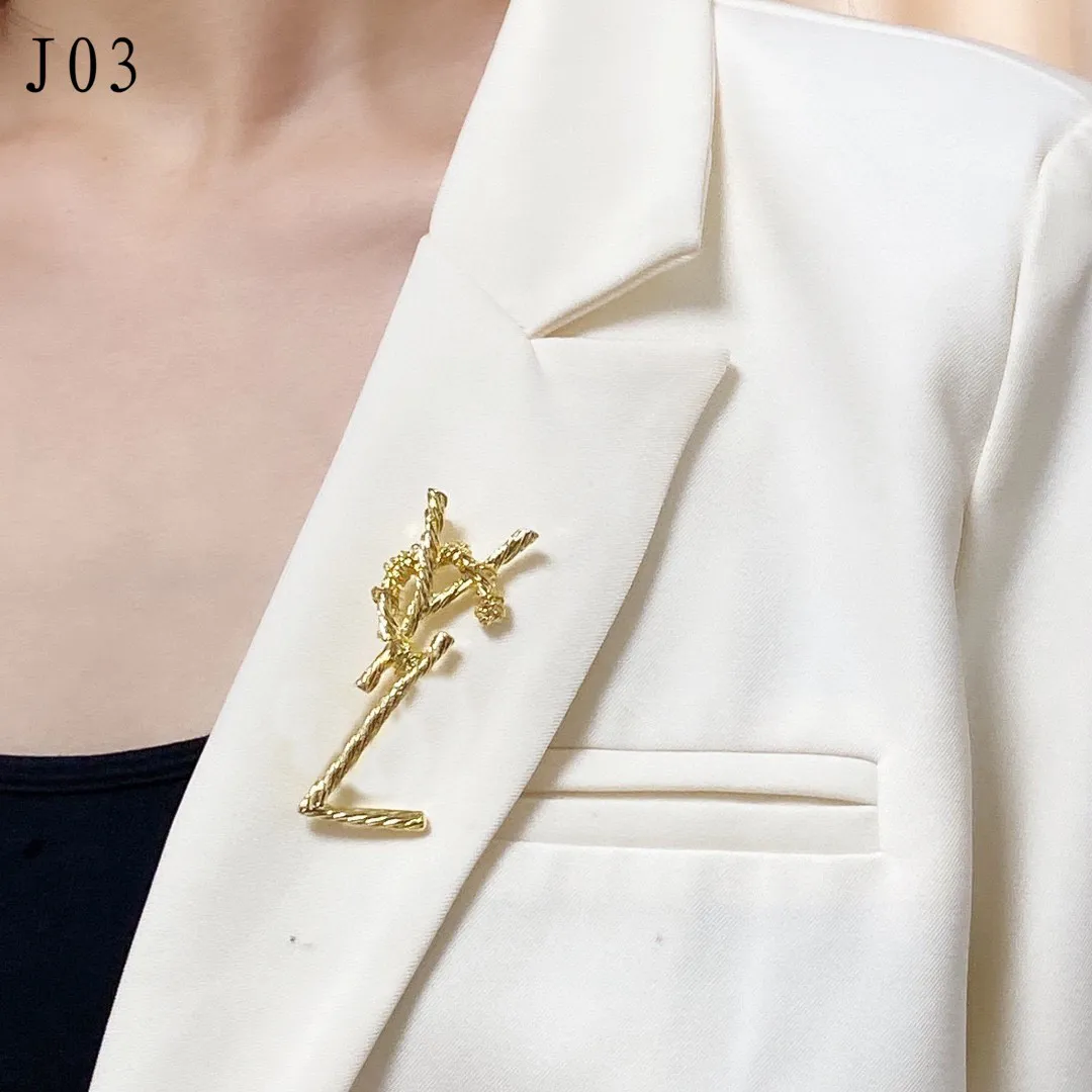 Designer de moda masculino feminino broche pino marca letra de ouro broruoch pin traje de vestido para dama especificações jóias