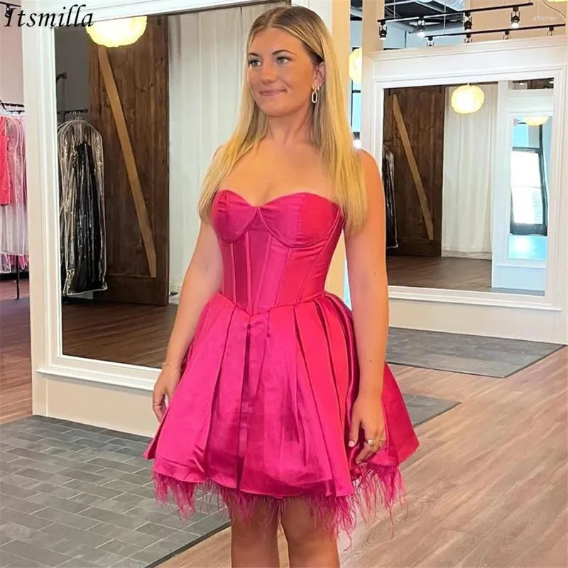 Vestidos de fiesta Itsmilla A-Line Satin Sweetheart Homecoming con plumas con cordones Volver Longitud corta Vestido de fiesta Vestidos de Coquetel