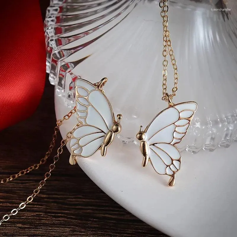ペンダントネックレスファッションフレンドカップルのための蝶のネックレス
