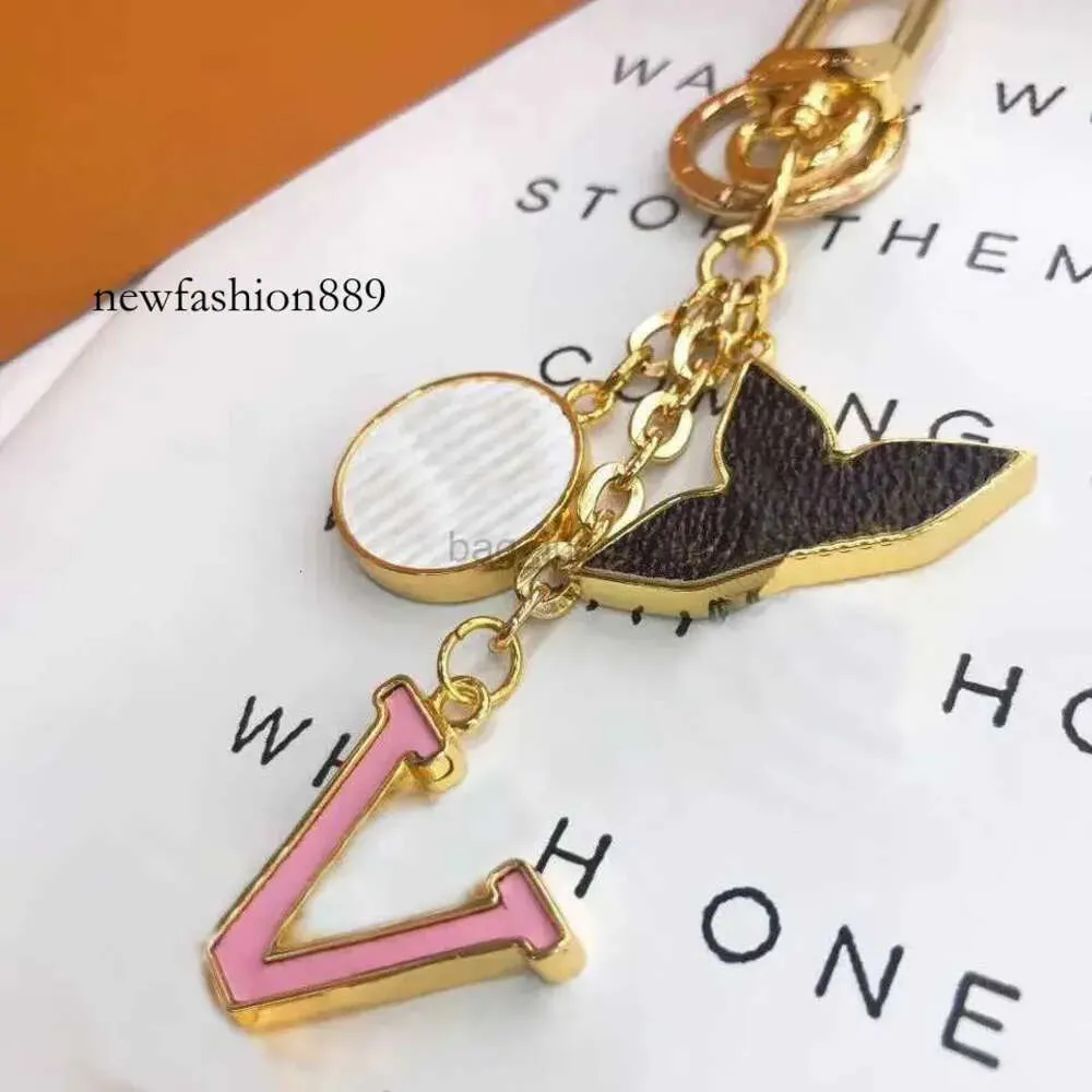 Designer KeyChain Fashion Classic Brand Key Buckle Letter Design Handgjorda Guldnyckelringar Menskvinnor Väska Pendant Hög kvalitet