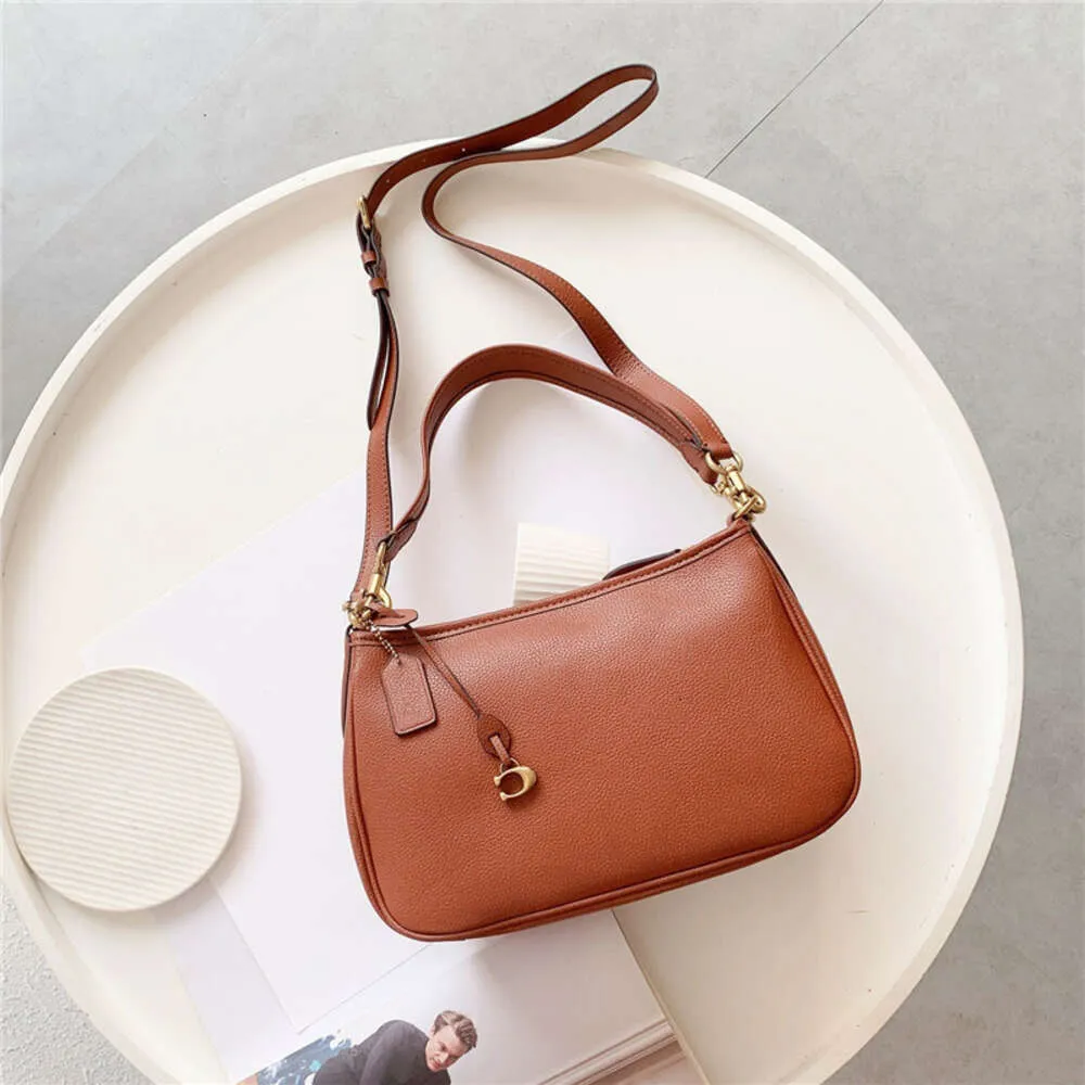 Borse Borsa da donna con tracolla avanzata Cary Crossbody Versatile singola morbida pelle bovina europea da portare sotto le ascelle