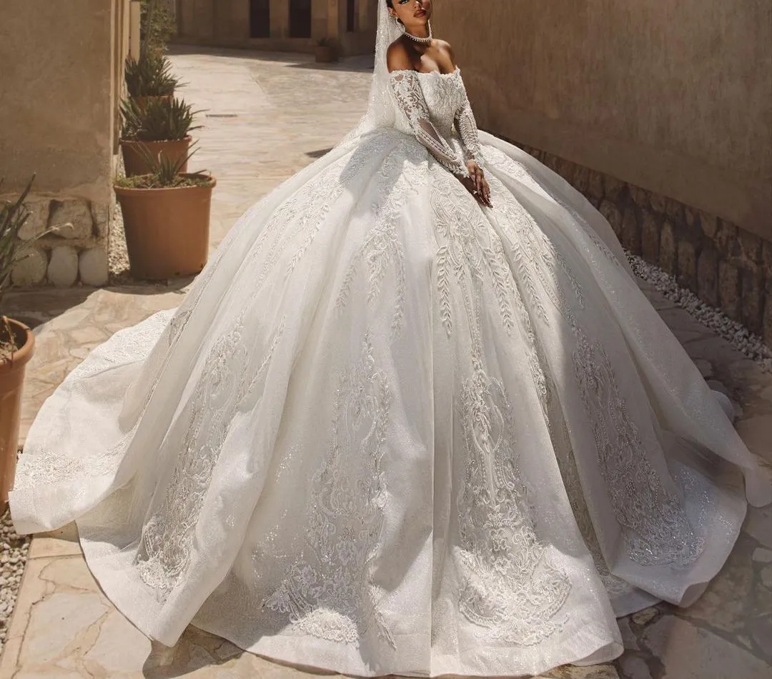 Luksusowe suknie balowe sukienki ślubne Batau długie rękawy cekiny aplikacje z koralikami długość podłogi falbany 3D koronkowe perły diamenty ślubne suknie ślubne plus rozmiar vestido de novia