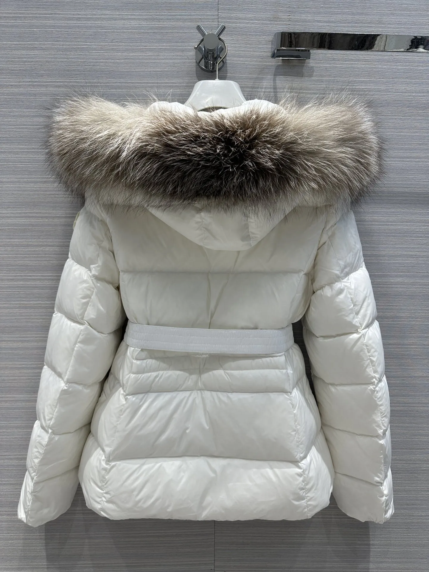 DHgate.com:Designer Down Puffer Jacket for Women: Stay Warm