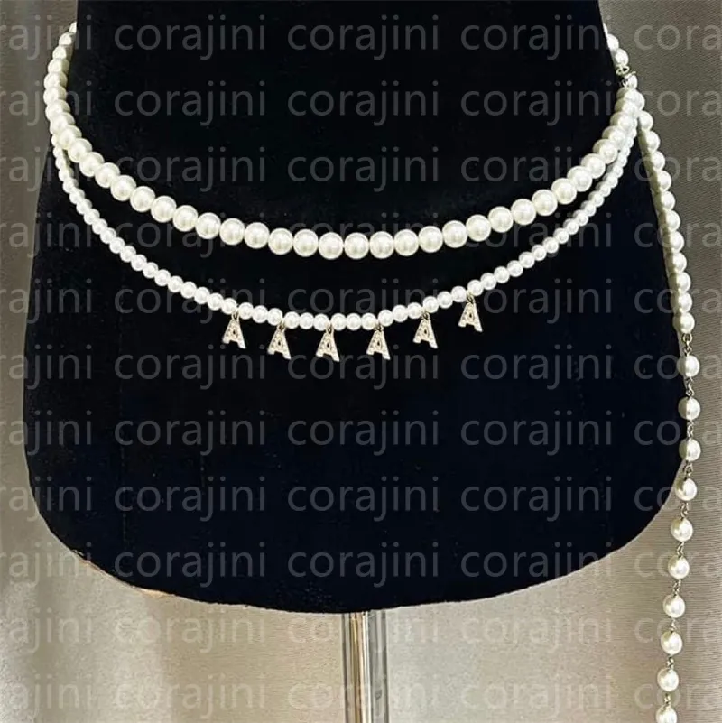 Ciondolo con lettera di marca con catena in vita di perle da donna di alta qualità. Piccola catena di lusso di design di nicchia con accessori per catena di cintura