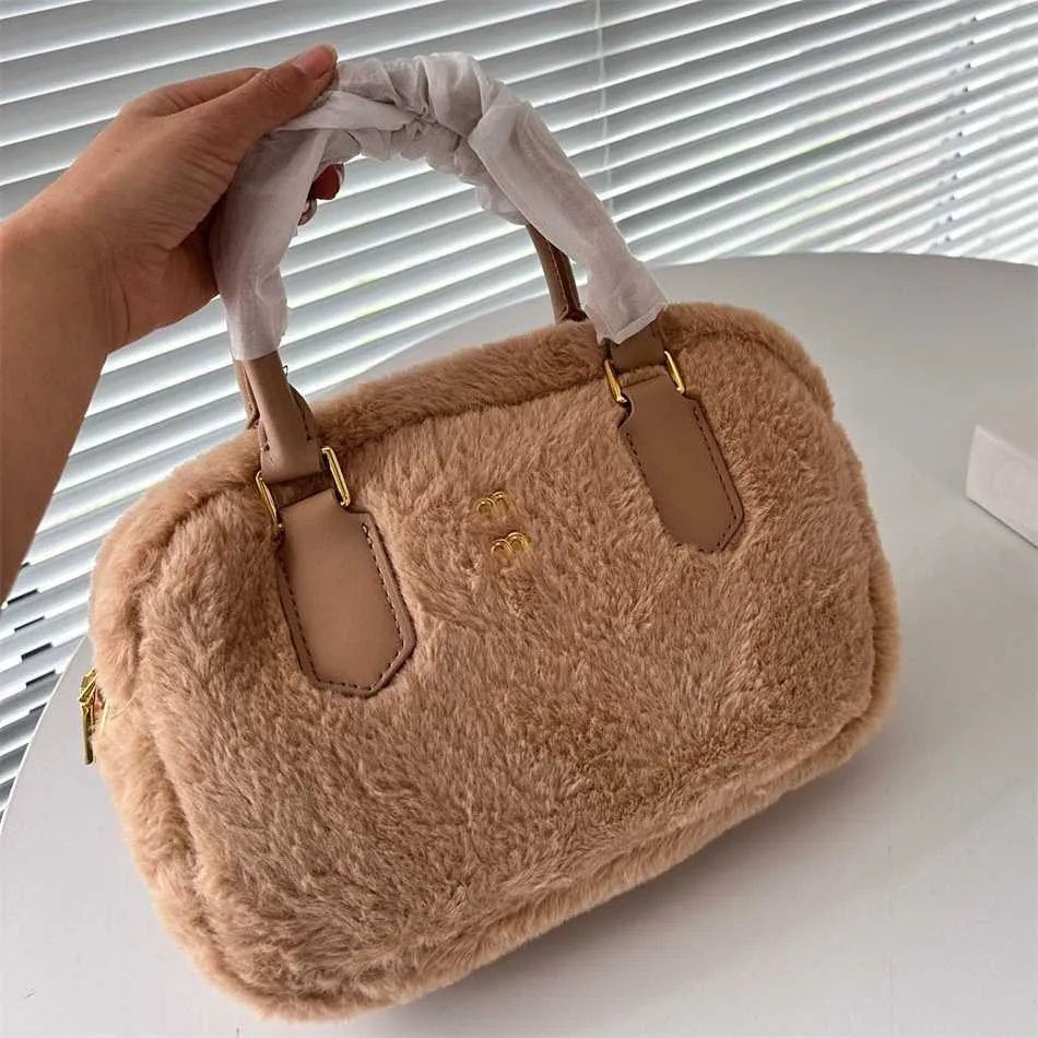 Sac fourre-tout en peluche Mumu à la mode Sac à main de luxe Sacs à bandoulière en feutre Sac de créateur pour femmes Mode polyvalent Sacs à bandoulière de couleur unie