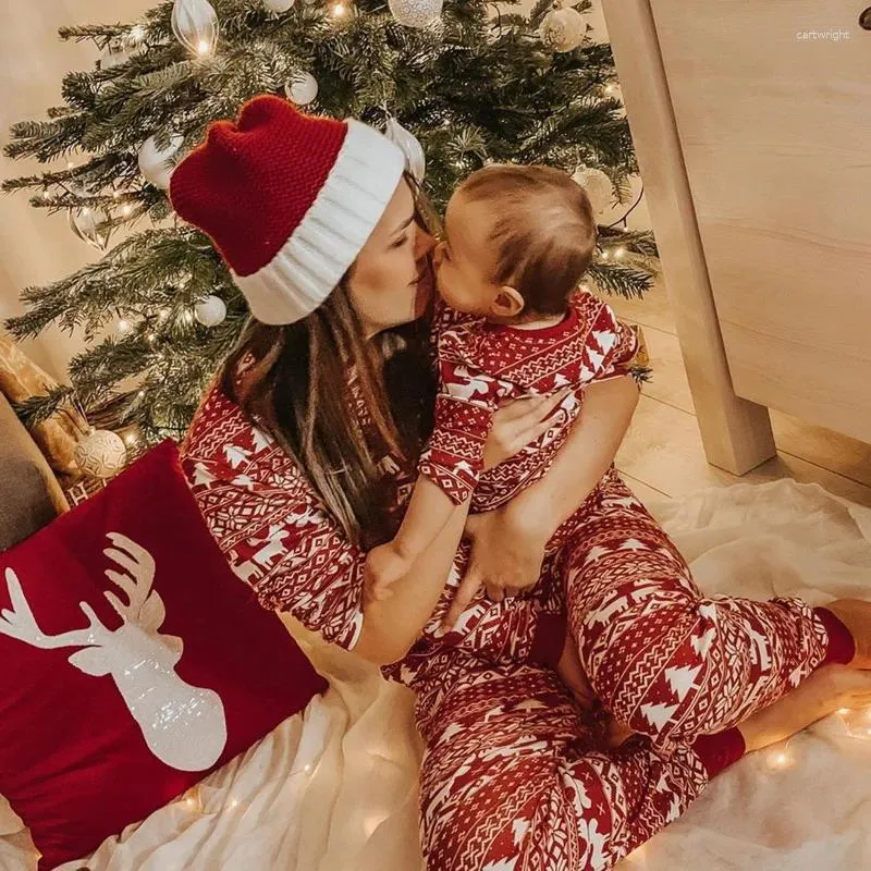 Vêtements de nuit pour femmes Pyjamas de Noël pour la famille Modèle d'élan Maman Fille Papa Fils Vêtements assortis Casual Doux 2 pièces Costume Look de Noël
