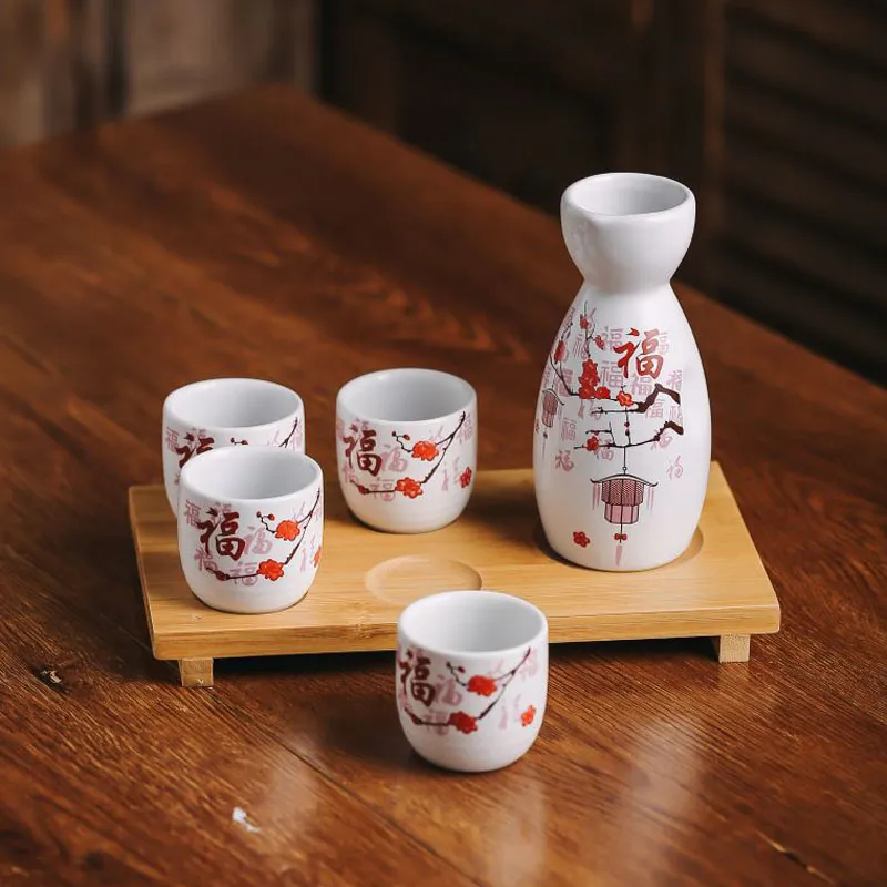 Set di bicchieri per sake giapponese con albero di prugna rossa, bottiglia  Tokkuri in ceramica, 4 tazze, vassoio in bambù, regali asiatici per vino