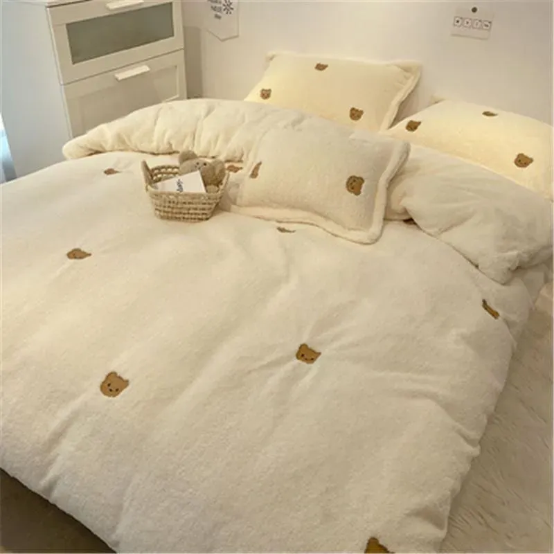 Set di biancheria da letto inverno in velluto di latte bianco letto a quattro pezzi Copertina di lusso Copertina di corallo peluche autunno set di flanella