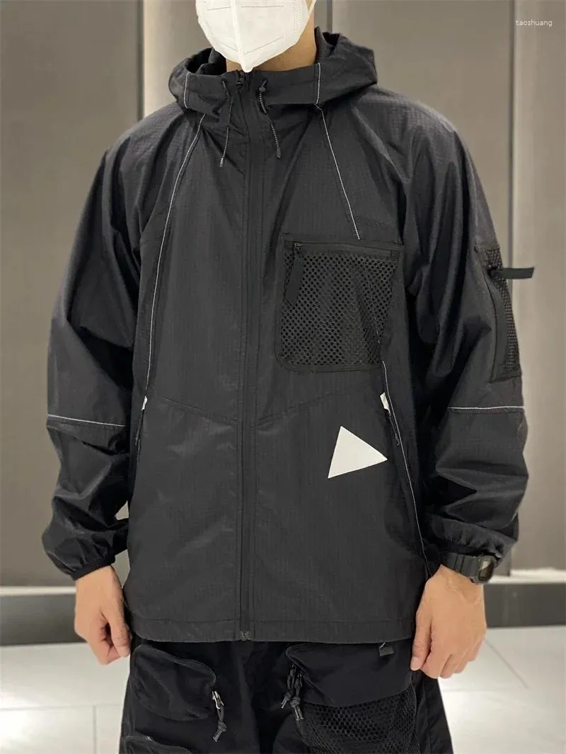 Trench da uomo Montagna Sport funzionali all'aria aperta Cappotto riflettente impermeabile e protezione solare Giacca da uomo Streetwear giapponese Stile Safari