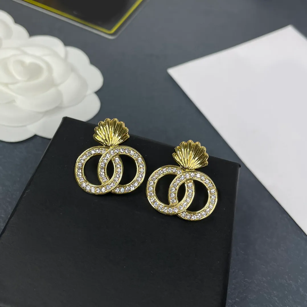 Seashell Double Letter Diamond Diamond Dangle Earrings Designer French Luxury Brand Camellia Hoop Earrings 고품질 웨딩 선물