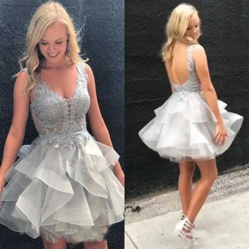 Abiti da festa Mini abito da homecoming argento 2023 Applicazioni in pizzo A-Line scollo a V senza maniche in tulle Abito corto da ballo sopra il ginocchio BacklessParty