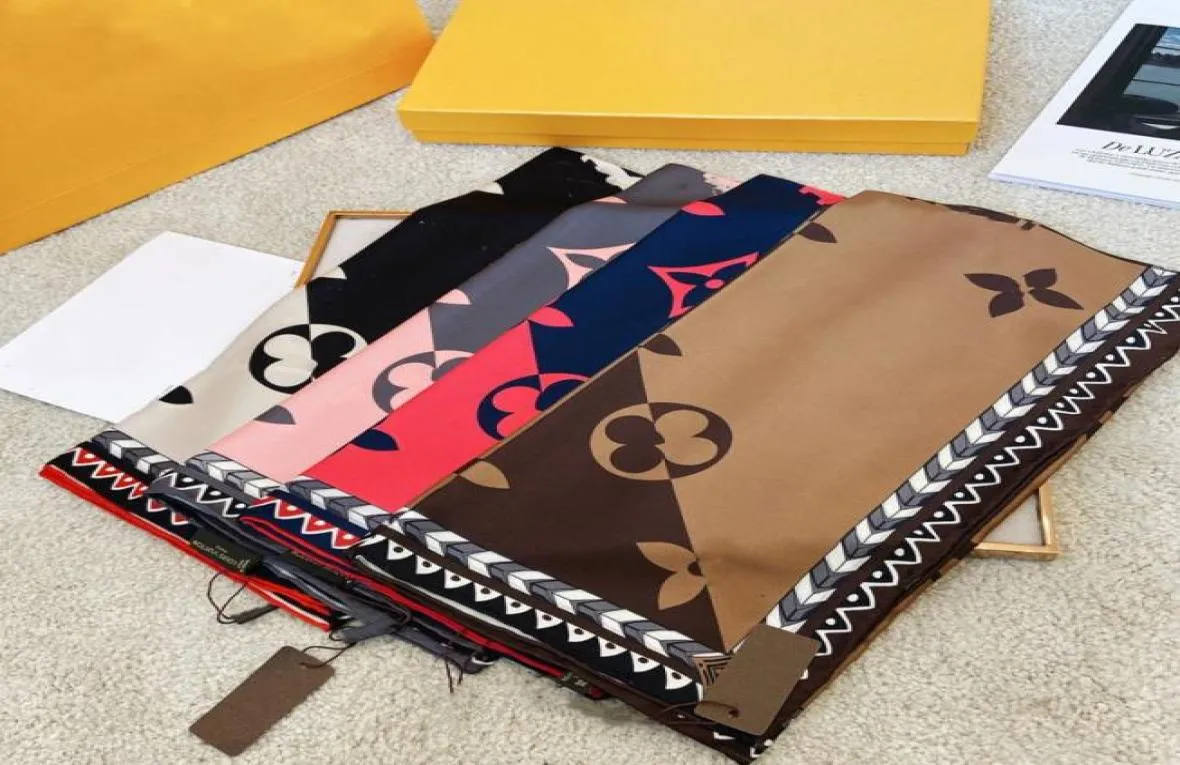 Top designer women039s lenço de seda moda elegante marca alfabeto impressão lenços quadrados 4 cores lindas women039s bib 9090c7435965