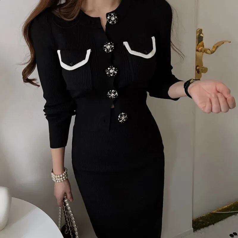 Robe de deux pièces à la mode française Vintage femmes tricotées 2 pièces ensemble automne hiver solide diamant bouton cardigan pull taille haute serré midi ski 231118