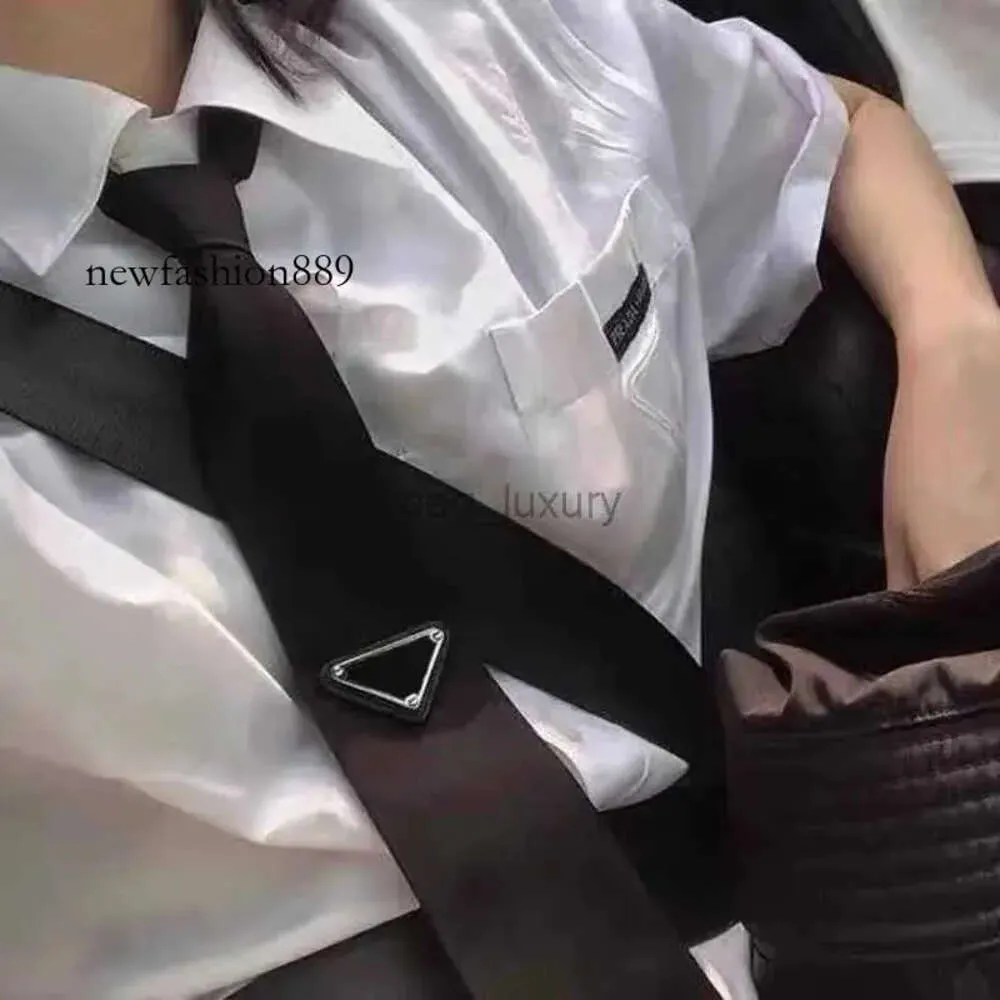 Prad Necktie S Designer Mens Women Designer Ties Fashion Leather Neck Tie Bow للرجال السيدات مع رسائل نمط الرقبة الفراء لون الصلبة