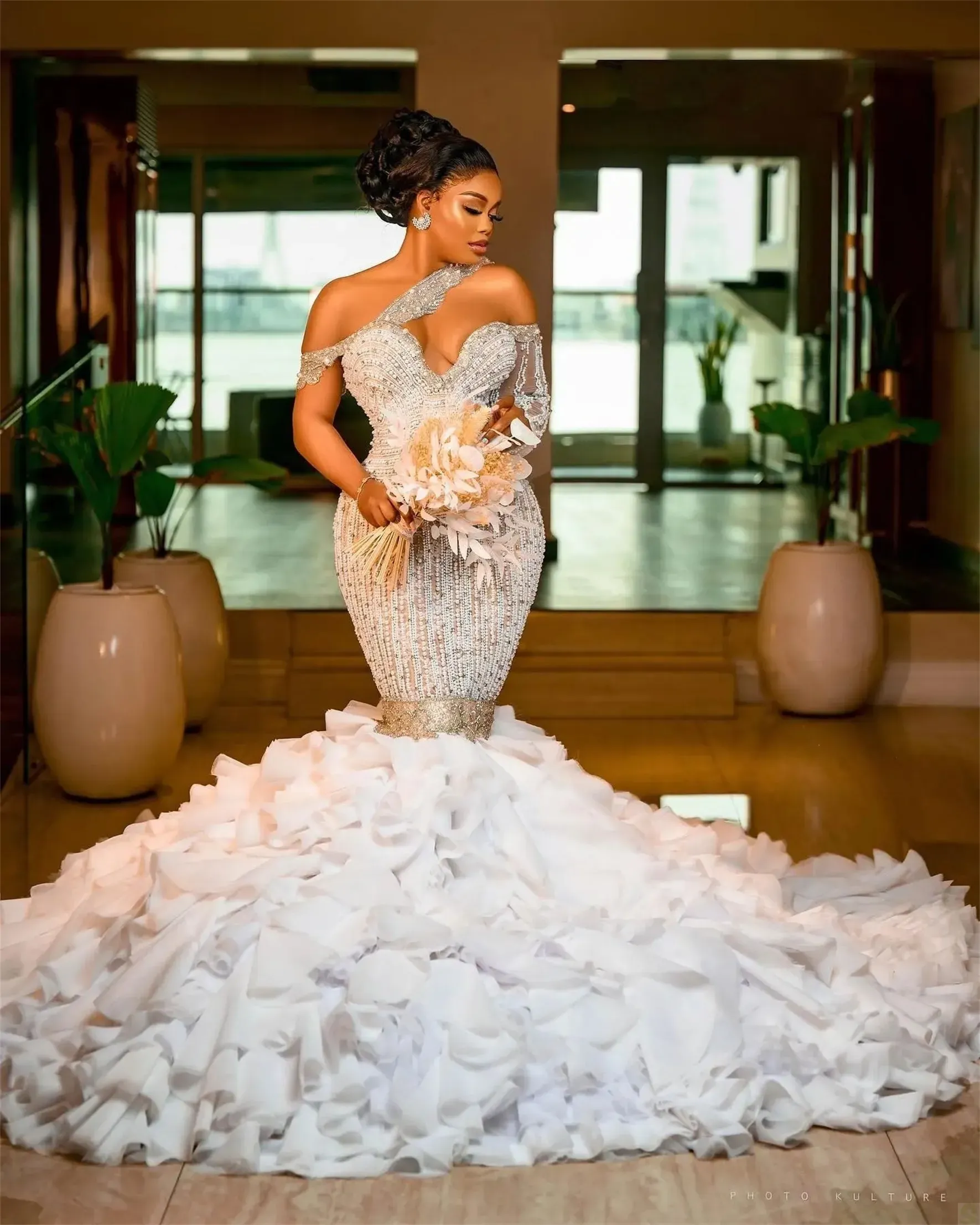Luxury Beading Mermaid Wedding Dress with Detachable Train Tulle Sequins Crystal One Shoulder 2024 Bridal Gown