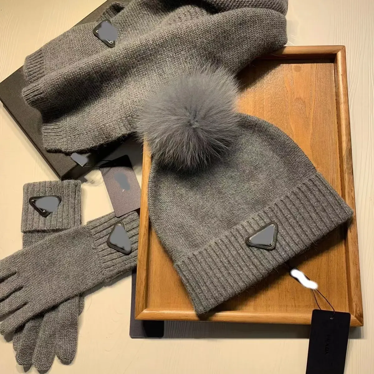 Set di guanti con sciarpa e berretto di design unisex Etichetta triangolare Berretti lavorati a maglia Sciarpe da sci Guanti maschera Set di moda invernale per esterni