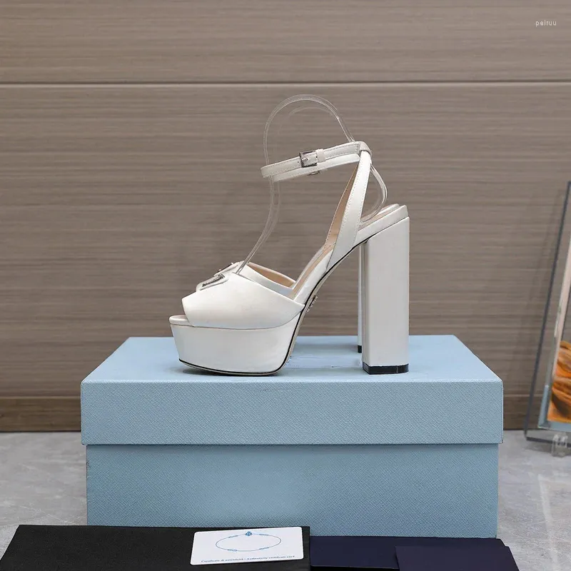 Zapatos de vestir Sandalias de tacón alto para mujer 2023 Cadena de moda para mujer Zapatillas cómodas simples Tela de seda al aire libre