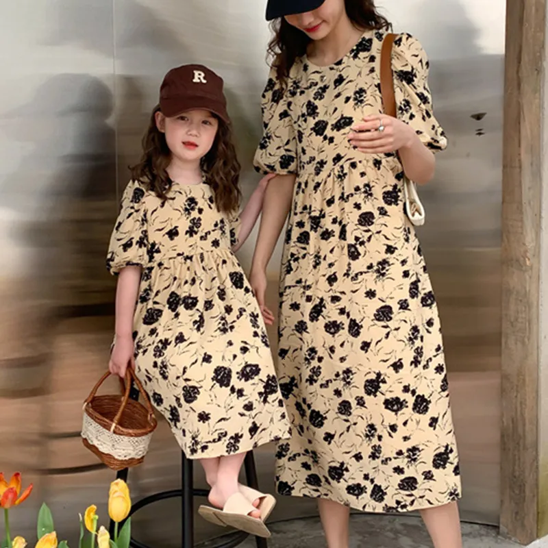 Famille Matching Tenues Robe d'été pour femmes Koeran Mommy et moi Vêtements assortis Mère et fille robes Bébé Girls Fashion Vêtements 230421