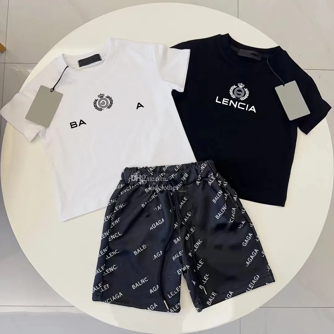 Set Kid Designer T Shirt Kids Clothes Summer Two Piece Set Short Sleeved Shorts 18 Styles White Black med bokstäver Storlek 90-150