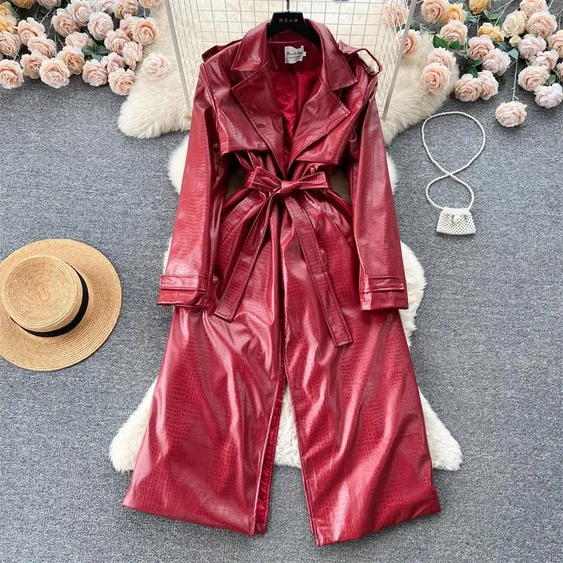 Frauen Leder 2023 Herbst Vintage Mid-länge Faux PU Windjacke Mit Gürtel Rot Grün Schwarz Casual Revers Langarm graben Mantel Weibliche