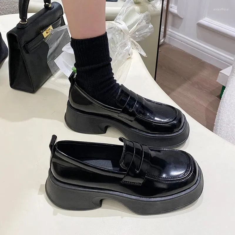 ارتداء أحذية سميكة وحيد للنساء للنساء براءات اختراع خريفية عالية الكعب الكعب للسيدات على الأسود jk موحد ماري جين